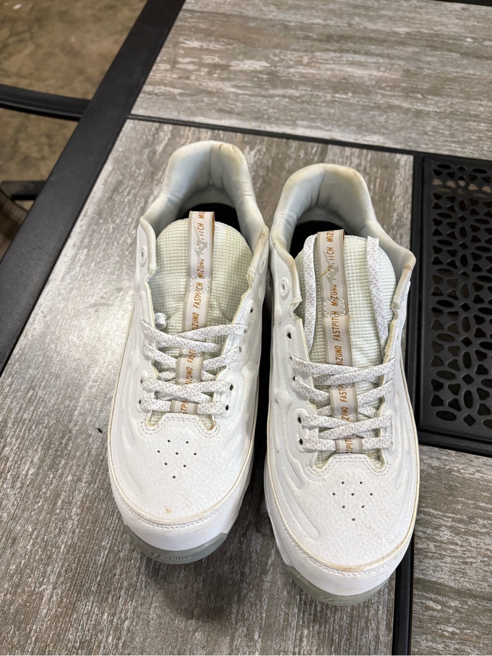 Mizuno White Low-Top Sport Cleats with Silver Logo - Picture 2 of 5